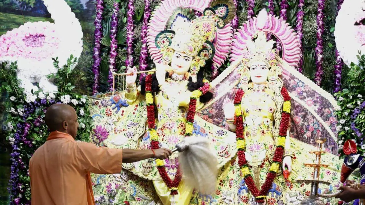 श्री कृष्ण जन्मभूमि मंदिर मथुरा में सीएम योगी ने की पूजा, कहा- अयोध्या की तरह मथुरा-वृंदावन में भी वैसा ही भव्य परिसर तैयार होगा