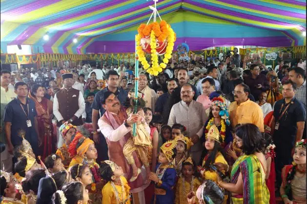 श्रीकृष्ण जन्माष्टमी पर मुख्यमंत्री निवास हुआ भक्तिमय, CM ने नन्हें गोपाल को हाथ में लेकर फोड़ी मटकी, माखन-मिश्री भी खिलाई