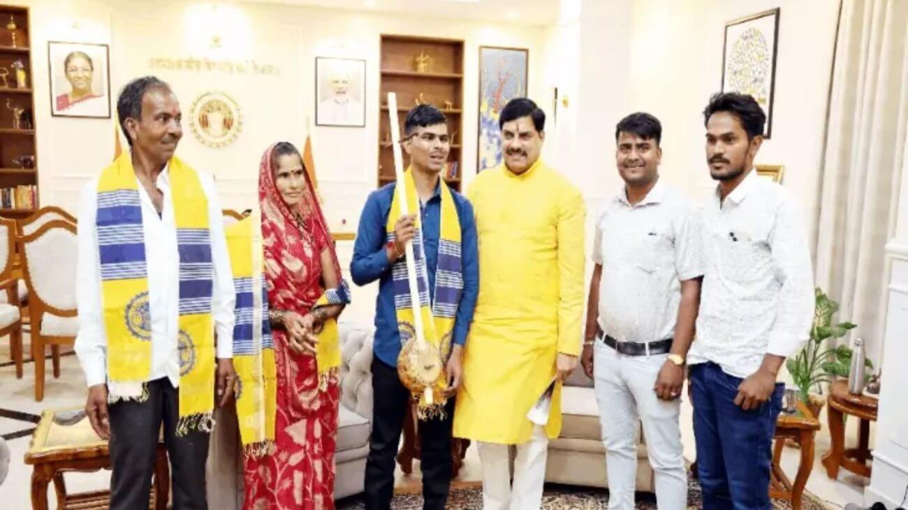 ‘हनुमान अंश’ के गायक सुनील लोधी से मिले CM मोहन यादव, 1 लाख रुपए सम्मान निधि और इलाज में मदद का किया ऐलान