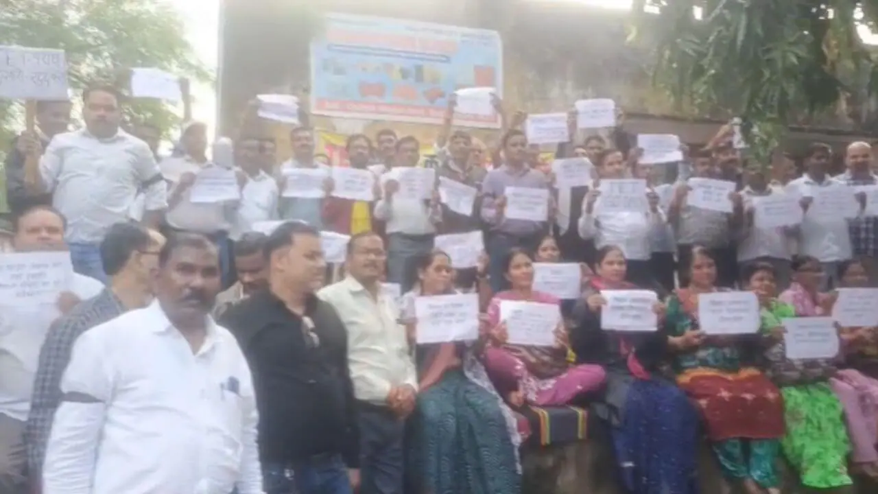 शिक्षक दिवस पर सम्मान से इनकार, डबरा में TET के विरोध में शिक्षकों ने बांधी काली पट्टी, बोले- आत्मसम्मान को ठेस पहुंचाने वाला सम्मान नहीं चाहिए