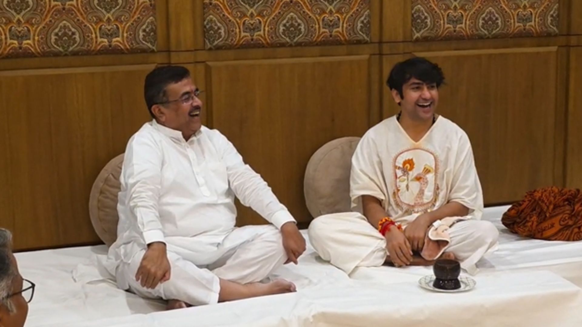 CM शुभेंदु अधिकारी से मिले बागेश्वर सरकार धीरेंद्र शास्त्री, बोले – ‘CM हाउस में भी लगे एक दिन दिव्य दरबार’