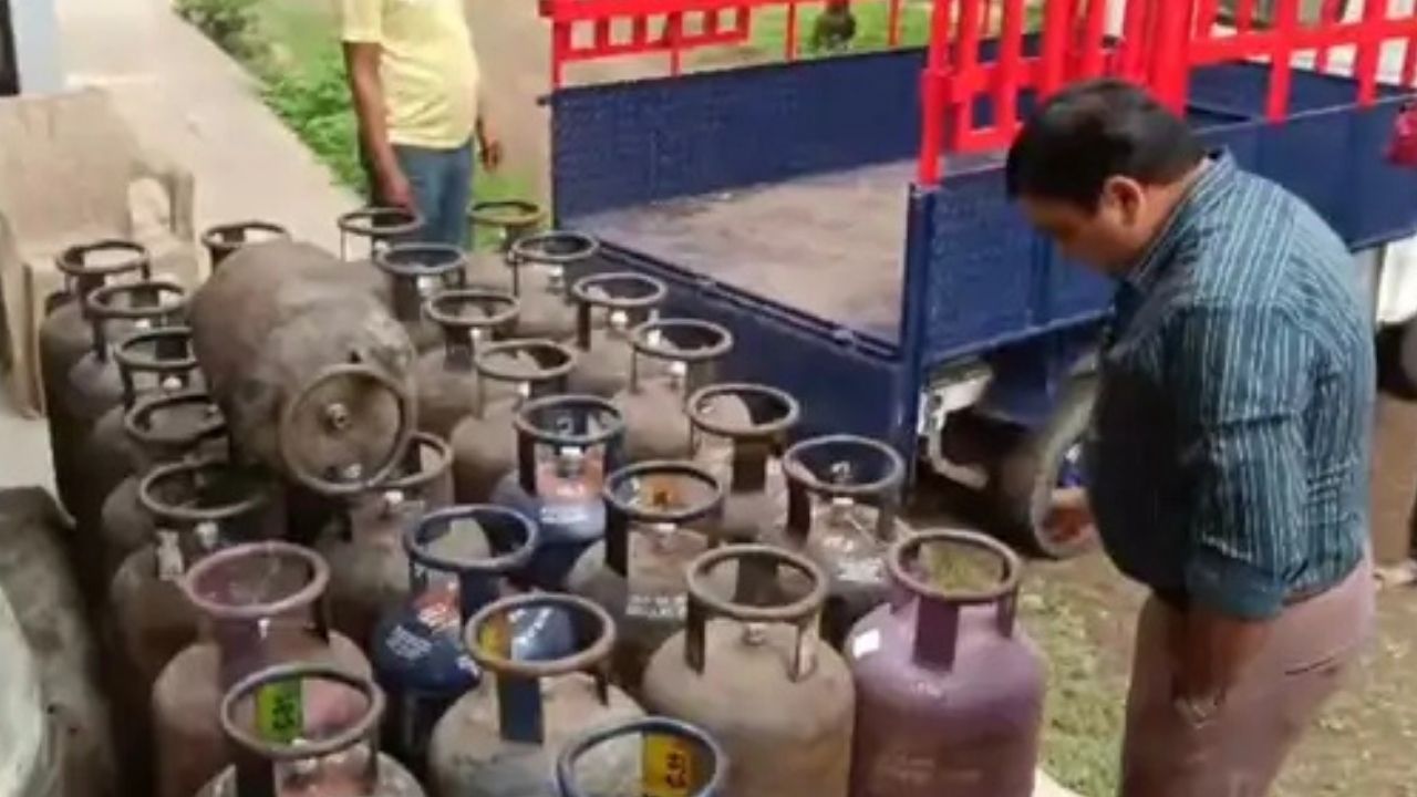 इंदौर में खाद्य आपूर्ति विभाग की बड़ी कार्रवाई, एक ही मकान से बरामद हुए 80 से ज्यादा गैस सिलेंडर, पढ़ें खबर