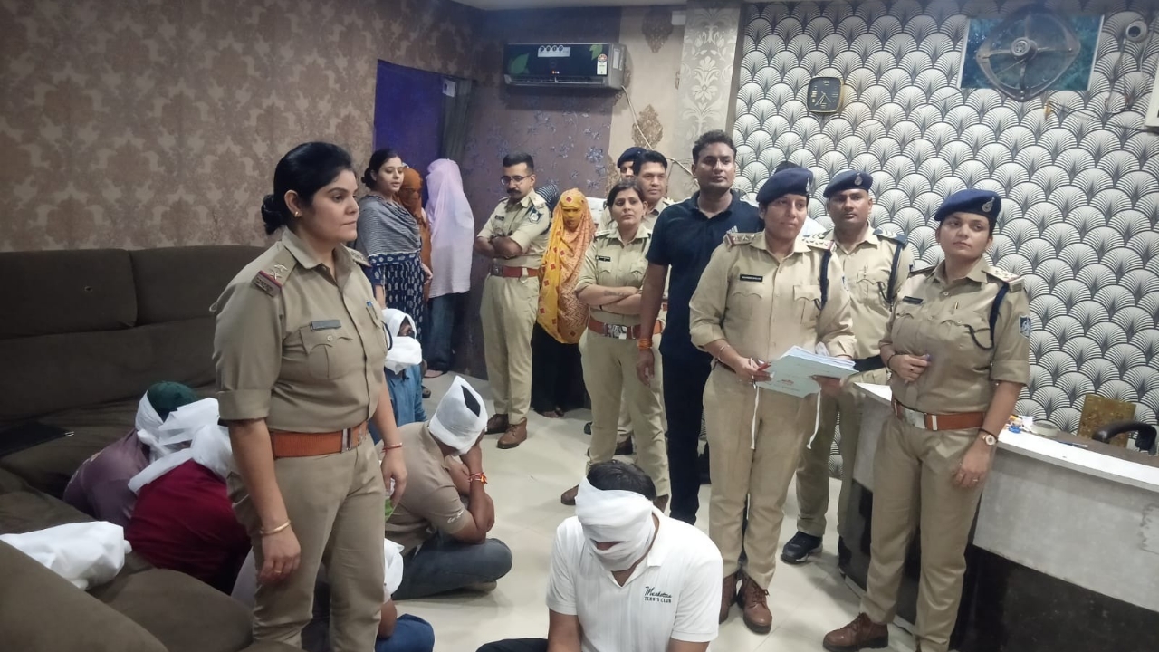 ग्वालियर में स्पा-सैलून पर पुलिस की रेड, युवक-युवतियों समेत संचालक हिरासत में; एक दिन पहले कंपू में भी हुई थी कार्रवाई