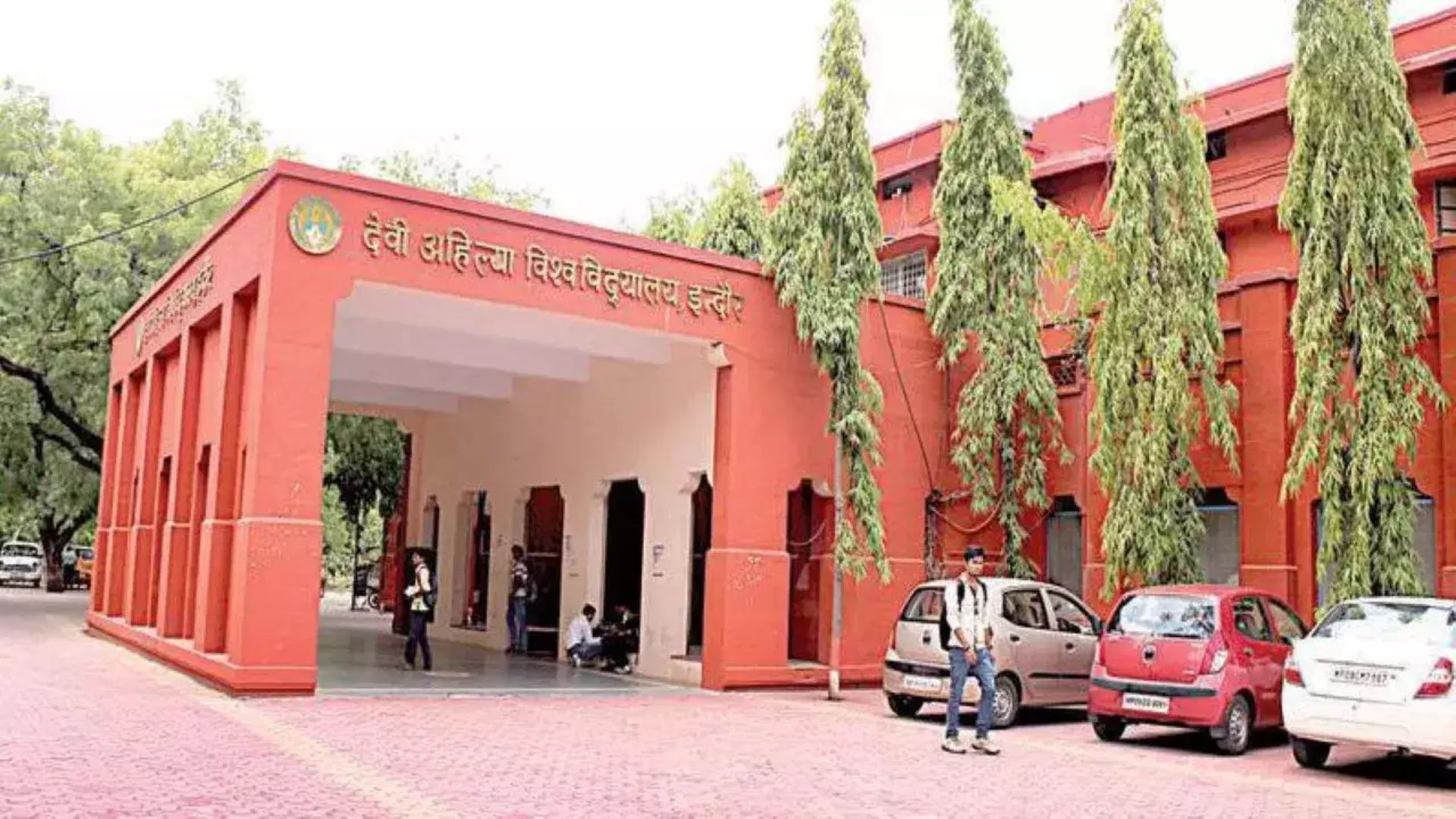 DAVV में नकल जांच पर बड़ा संकट, बैटरी खत्म होने से बंद हो रहे जब्त मोबाइल, अब जांच के लिए बनाया जाएगा नया सिस्टम