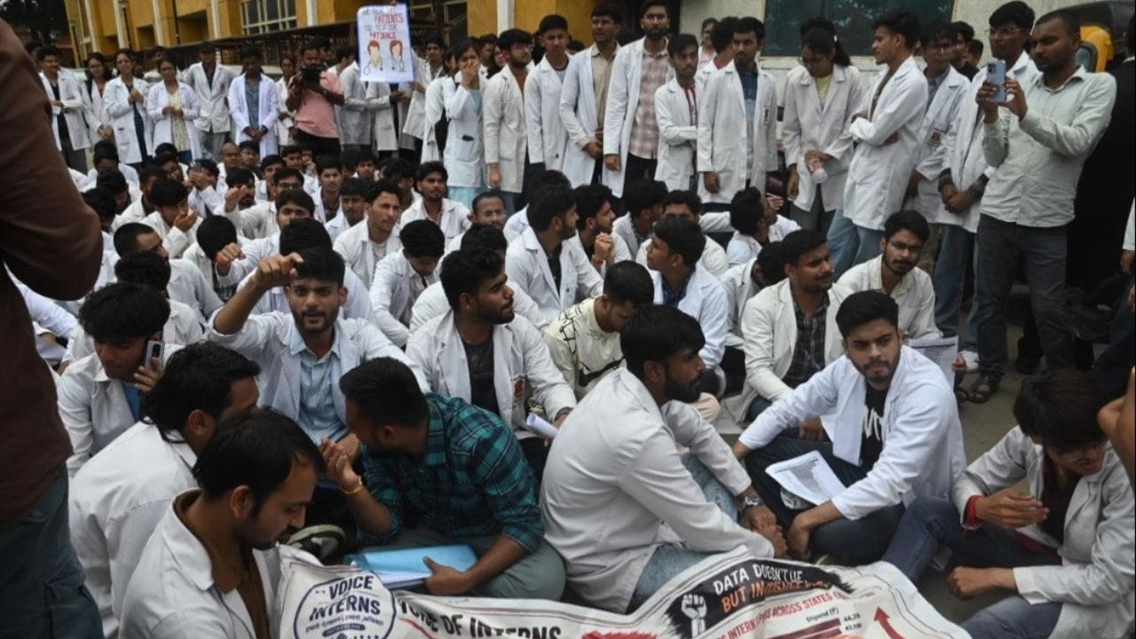 स्टाइपेंड बढ़ाने की मांग पर अड़े इंटर्न डॉक्टर, JDA का मिला समर्थन, OPD-OT बहिष्कार का ऐलान