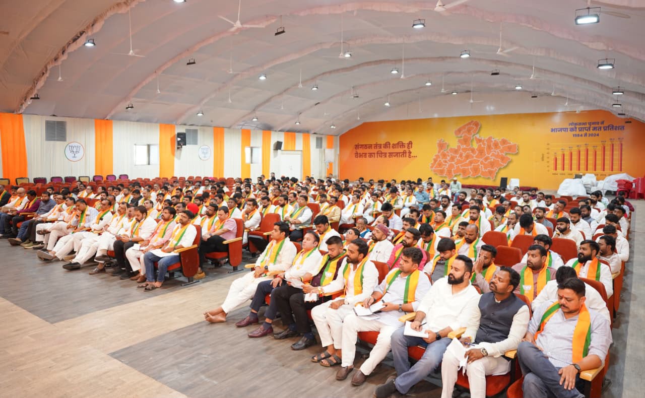 PM मोदी के जन्मस्थान वडनगर से कर्मभूमि वाराणसी तक निकलेगी यात्रा, VD शर्मा बोले- यह केवल राजनीतिक आयोजन नहीं