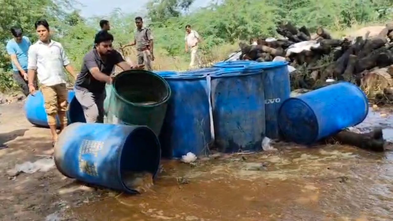 ग्वालियर पुलिस का एक्शन, अलग अलग थाना क्षेत्रों में अवैध देशी शराब पकड़ी, 3600 लीटर गुड़ लहान नष्ट किया