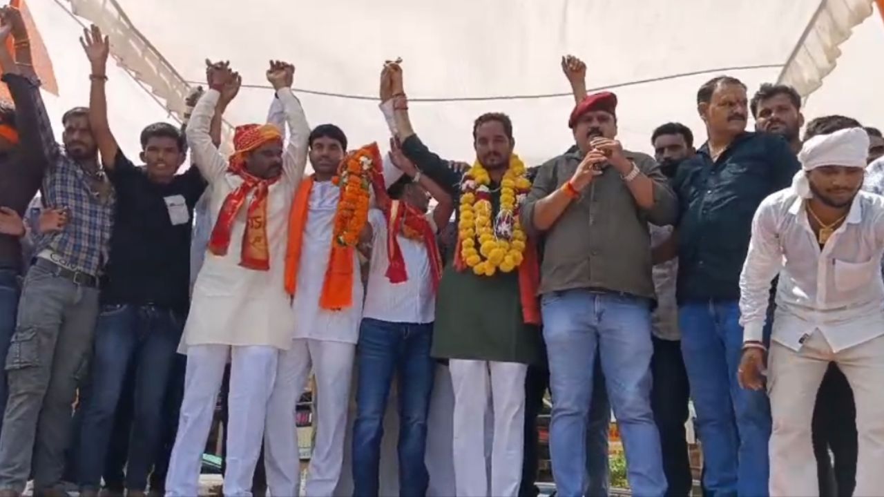 ग्वालियर में UGC Rollback के नारों के साथ युवाओं का विरोध प्रदर्शन, SC/ST एक्ट को लेकर सरकार से किए सवाल
