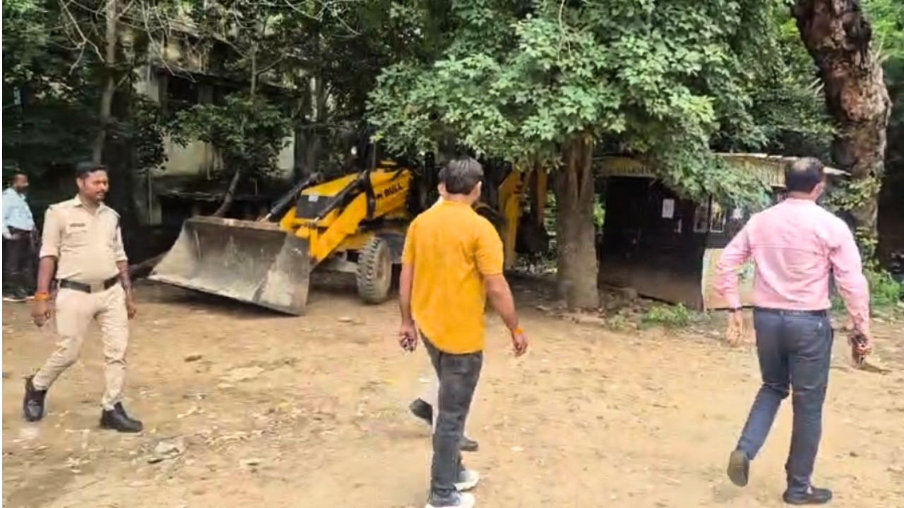 वायरल वीडियो के बाद ग्वालियर प्रशासन का एक्शन, रूपसिंह स्टेडियम के पास लगी अवैध गुमटियों पर चला प्रशासन का बुलडोजर