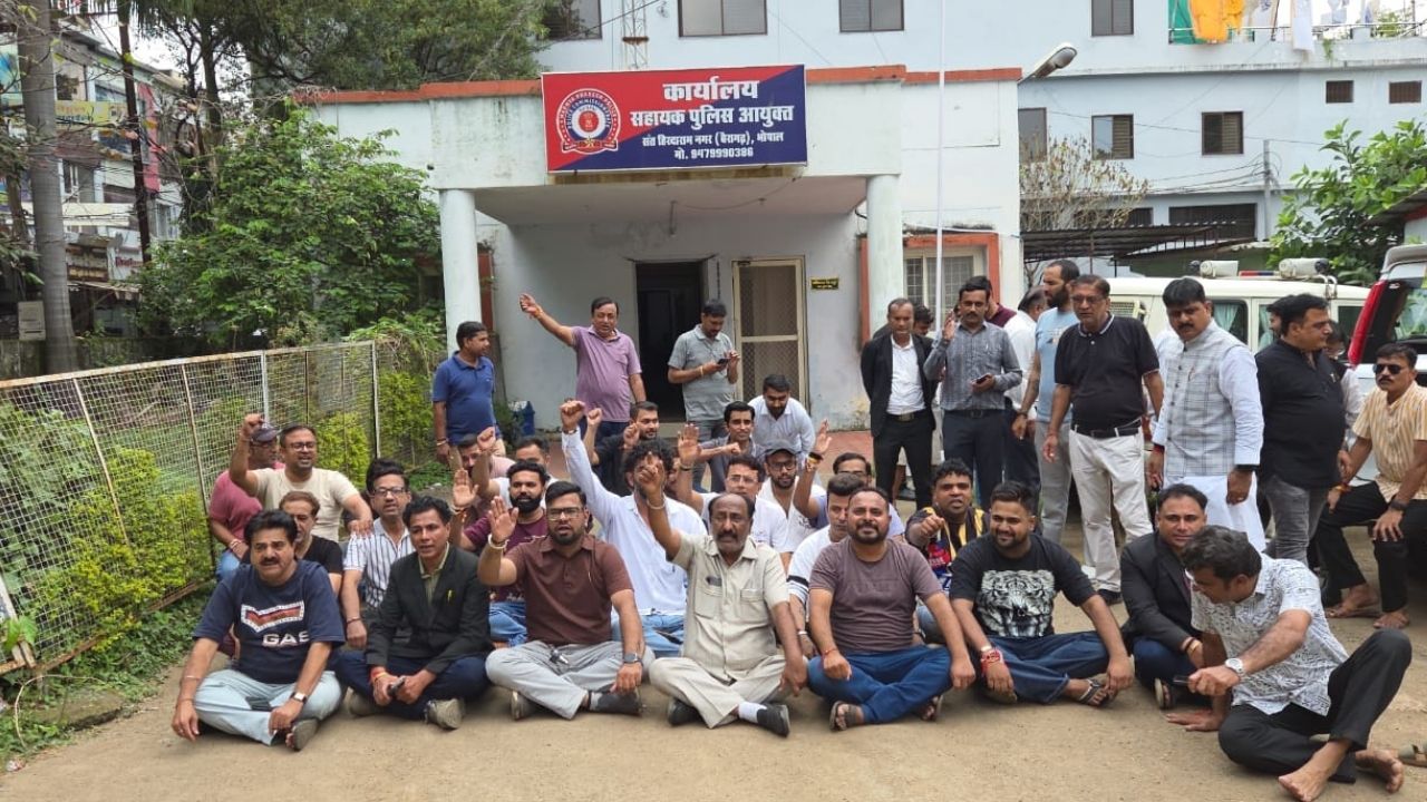 भोपाल में अधिवक्ता से मारपीट का मामला, कार्रवाई नहीं होने पर बैरागढ़ थाने के बाहर प्रदर्शन, पुलिस कार्रवाई को लेकर उठे सवाल