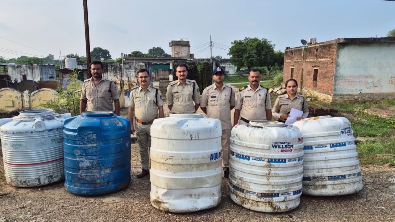 ग्वालियर आबकारी विभाग की बड़ी कार्रवाई, 57 लीटर अवैध शराब जब्त, 2300 किलो गुड़ लहान मौके पर किया नष्ट