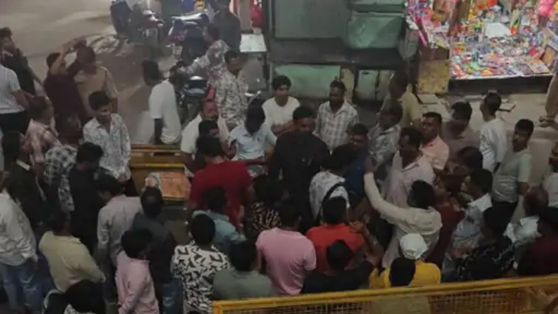 इंदौर में व्यापरी पर हुए हमले के विरोध में आज गोपाल मंदिर शॉपिंग कॉम्प्लेक्स की 212 दुकानें रहेंगी बंद, जानिए क्या है पूरा मामला?