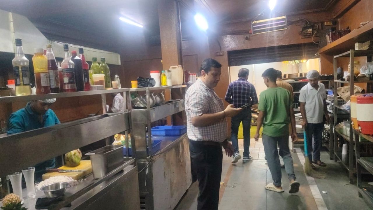 इंदौर में खाद्य सुरक्षा विभाग की कार्रवाई, कमियां मिलने पर प्रतिष्ठानों को नोटिस जारी, नमूने जांच के लिए भेजे