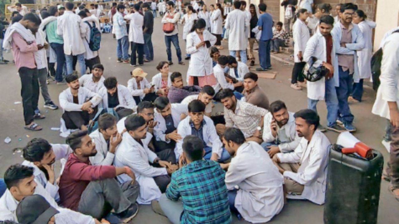 भोपाल में आयुष इंटर्न डॉक्टरों का प्रदर्शन, 15 राज्यों से कम मिल रहा वजीफा, एमबीबीएस की तर्ज पर बढ़ोतरी की मांग