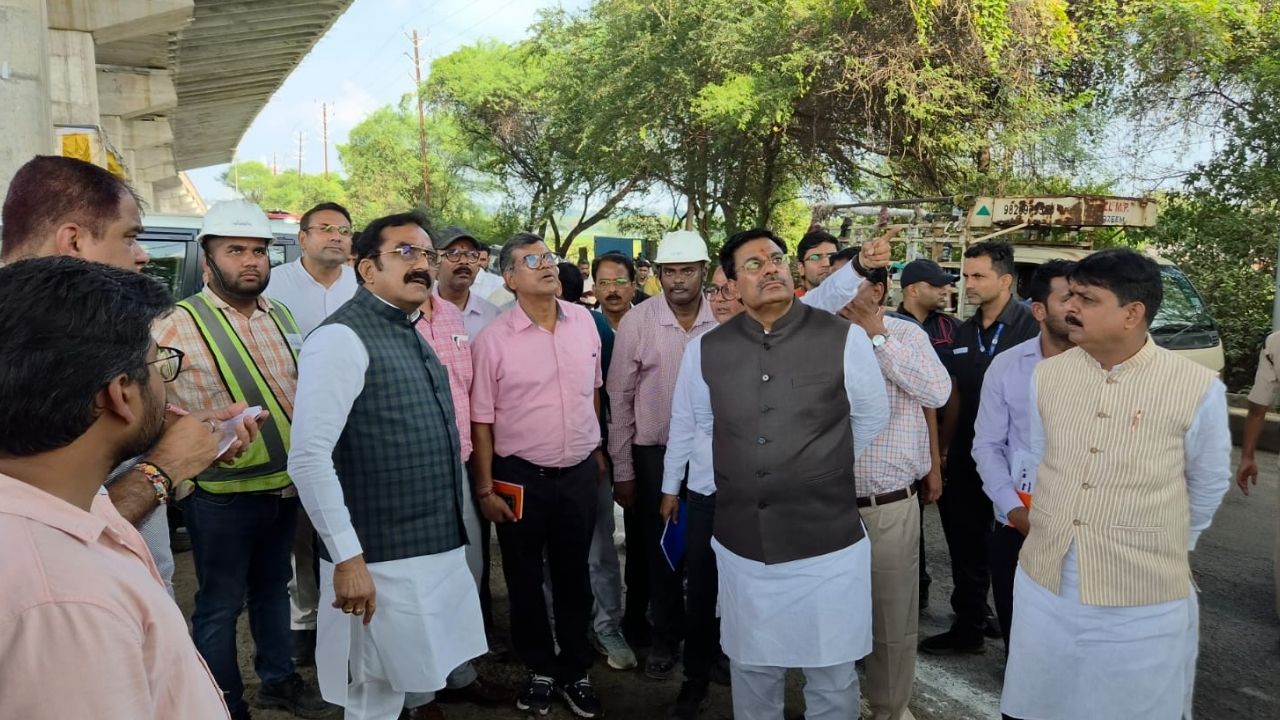 भोपाल के बैरागढ़ ब्रिज निर्माण में लापरवाही पर मंत्री राकेश सिंह सख्त, अधिकारियों को लगाई फटकार, 15 दिन में व्यवस्था सुधारने के निर्देश