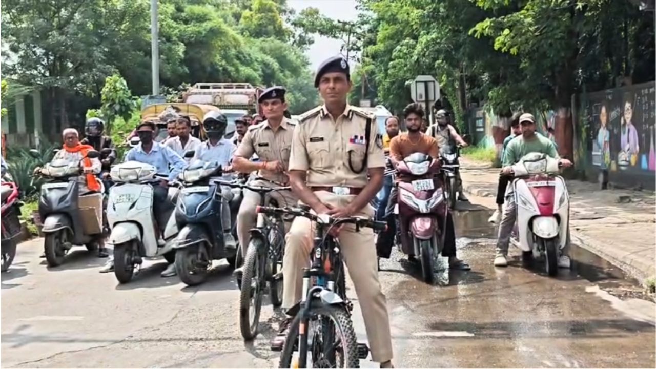 No Car Day: साइकिल से ऑफिस पहुंचे इंदौर पुलिस कमिश्नर, कलेक्टर ने चलाई इलेक्ट्रिक स्कूटर