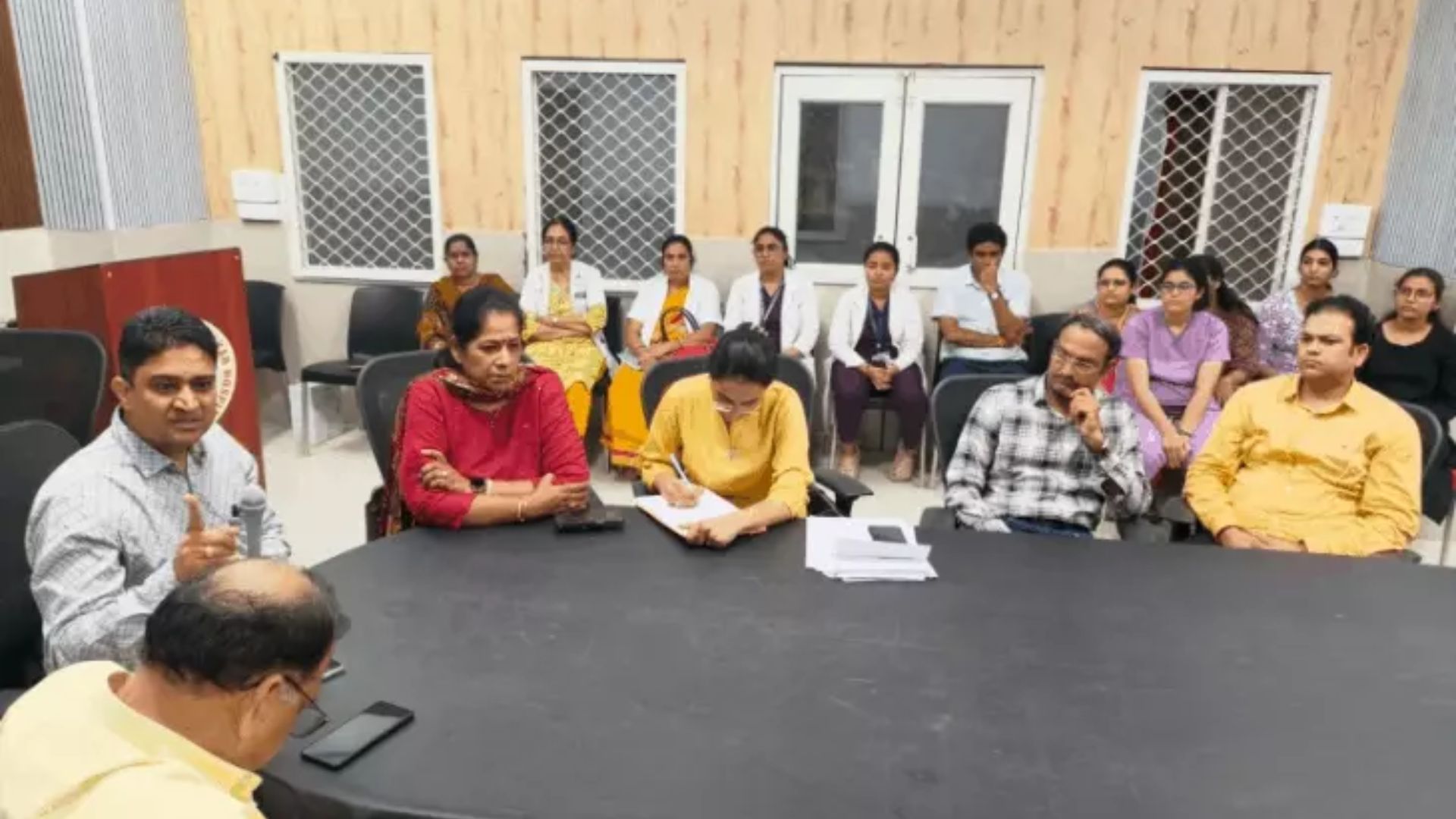 इंदौर MTH रैगिंग केस में बड़ा एक्शन, HOD समेत सीनियर डॉक्टरों को जारी हुआ नोटिस, PG छात्रा की शिकायत पर जांच शुरू