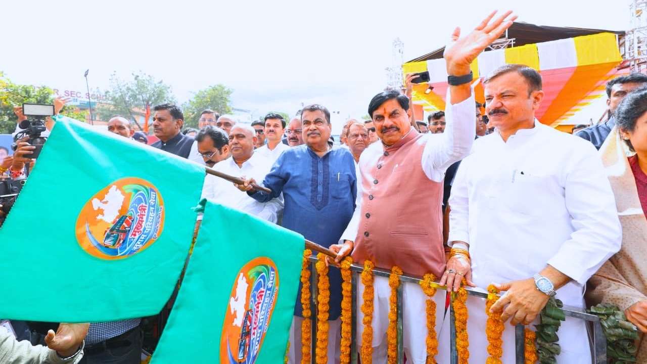 MP में 21 साल बाद सार्वजनिक बस सेवा की वापसी, नितिन गडकरी और सीएम डॉ. मोहन यादव ने किया “मुख्यमंत्री सुगम परिवहन सेवा” का शुभारंभ