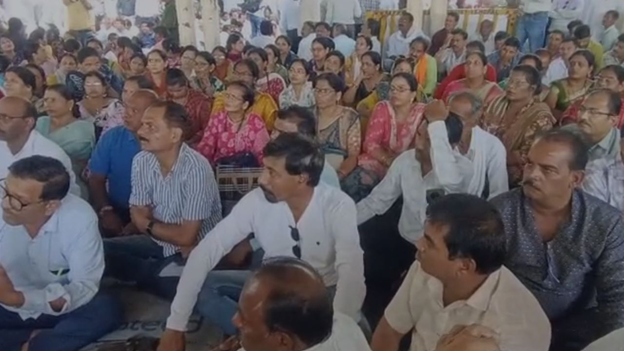भोपाल में शिक्षकों का हल्लाबोल, TET की अनिवार्यता खत्म करने की मांग को लेकर नीलम पार्क में अनिश्चितकालीन धरना