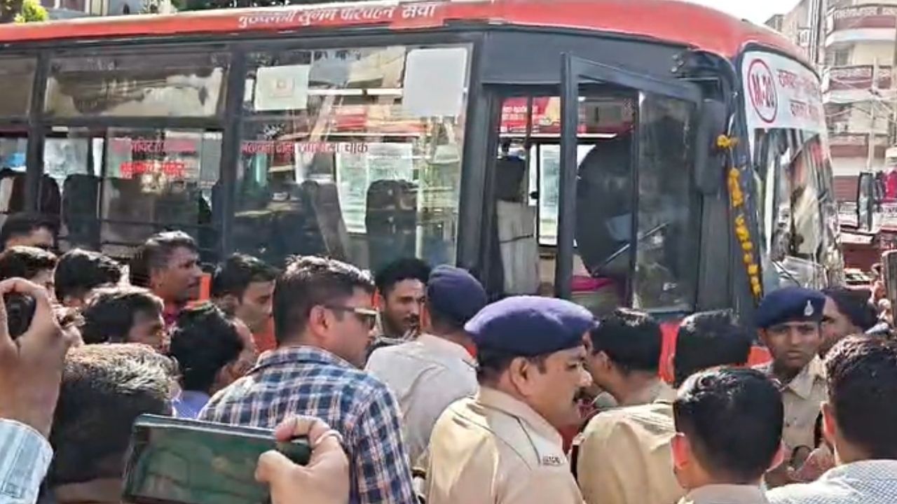 इंदौर राजवाड़ा में दर्दनाक हादसा, सरकारी बस ने तीन लोगों को कुचला, एक की मौत और अन्य दो घायल, घटना CCTV में कैद