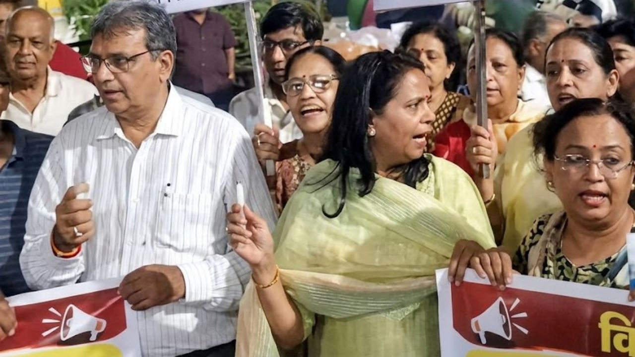 ‘हमारी रातों की नींद उड़ गई’, इंदौर में भूमिगत मेट्रो रूट के खिलाफ सड़कों पर उतरे लोग, 50 साल पुराने मकानों पर खतरा!