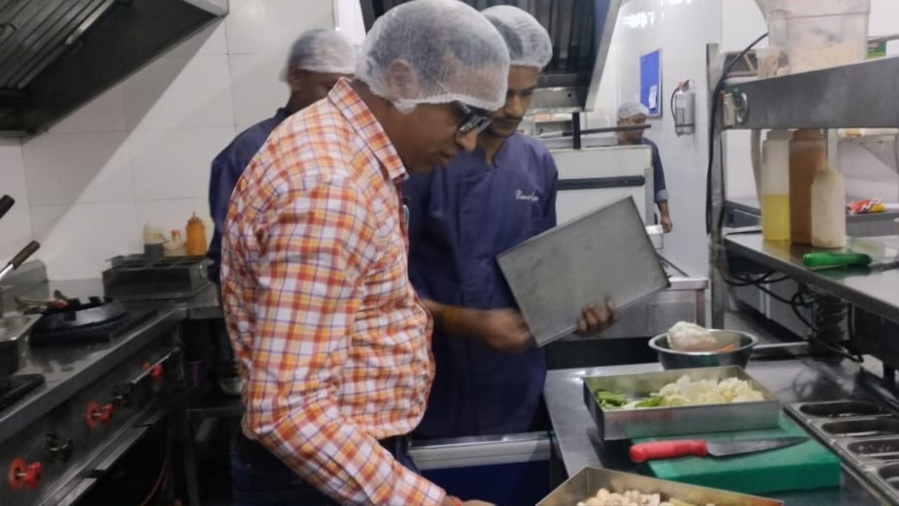 इंदौर में खाद्य सुरक्षा विभाग की बड़ी कार्रवाई, दो प्रतिष्ठानों में निर्माण बंद, जांच के लिए कई सैंपल लिए गए