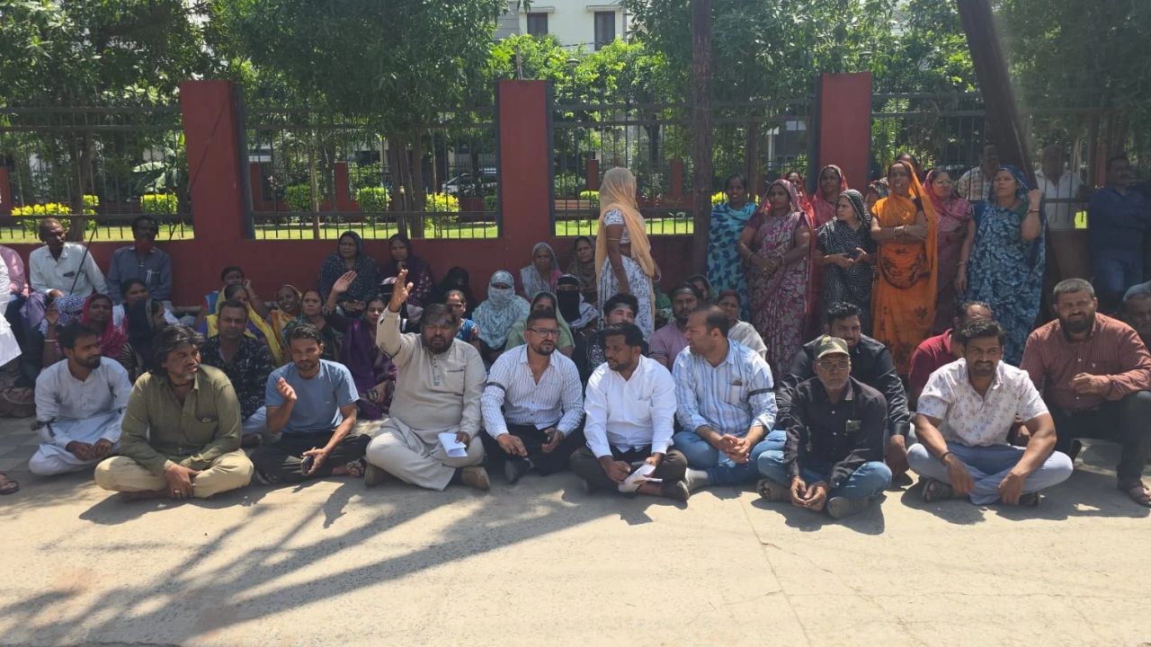 इंदौर में बिजली की समस्याओं को लेकर कांग्रेस नेताओं का प्रदर्शन, सिरपुर जोन कार्यालय का घेराव, लगाए गंभीर आरोप