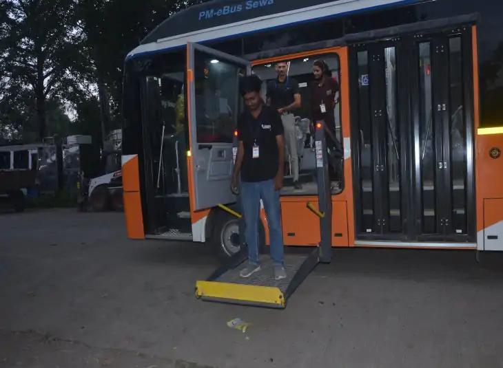 दिव्यांग यात्री आसानी से कर सकेंगे उज्जैन दर्शन, 10 ई-बसों में हाइड्रोलिक रैंप की सुविधा, चल रहा प्रशिक्षण