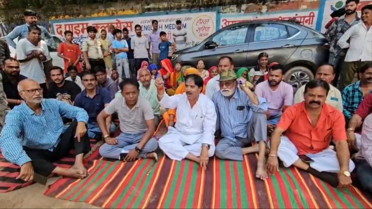 Gwalior News : आम रास्ता बंद करने से भड़की कांग्रेस, रेलवे क्रॉसिंग के पास स्थानीय लोगों के साथ धरने पर बैठे नेता